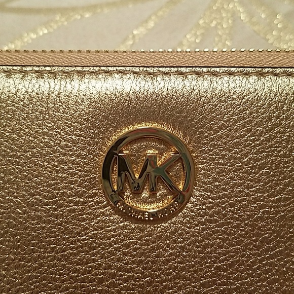 Michael Kors platinum gold wristlet/wallet - Picture 3 of 7